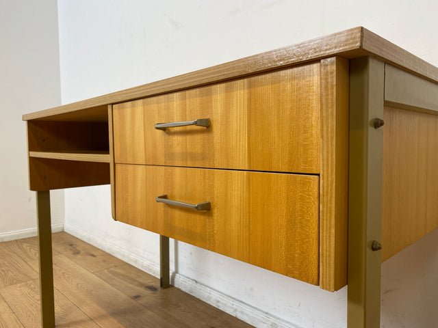 WMK I Stilvoller heller 70er Jahre Schreibtisch , freistellend mit Regal & Kufen Füßen aus Metall I Writing Desk Bürotisch Arbeitstisch Computertisch Retro Mid-Century Vintage I Berlin Leipzig Bremen