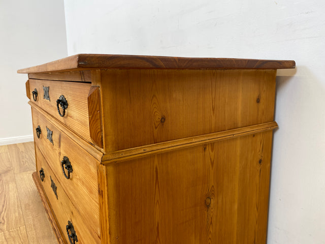 WMK Raumaufhellende & geräumige antike Schubladenkommode aus vollem Holz mit interessanten Metallbeschlägen # Schrank Kommode Wickelkommode Sideboard Weichholz Bauernkommode Truhe Biedermeier Vintage