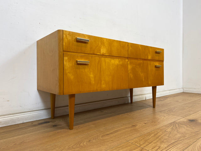 WMK Formschönes, raumaufhellendes & gut erhaltenes kleines Mid-Century Lowboard mit Schubladen & Originalgriffen aus Messing # Kommode Sideboard TV-Lowboard Flurkommode Rockabilly Vintage 50er 60er