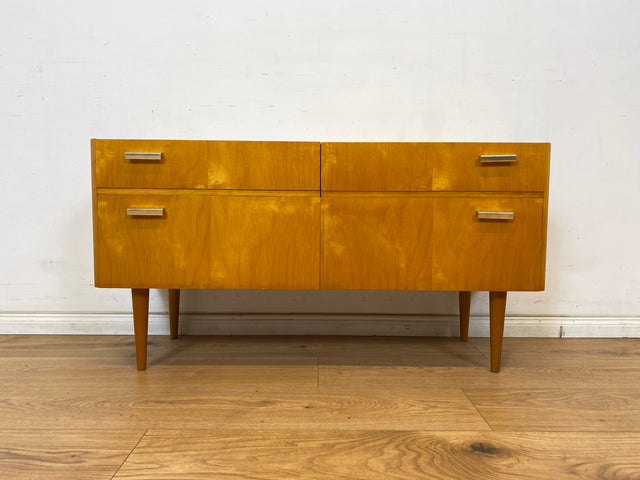 WMK Formschönes, raumaufhellendes & gut erhaltenes kleines Mid-Century Lowboard mit Schubladen & Originalgriffen aus Messing # Kommode Sideboard TV-Lowboard Flurkommode Rockabilly Vintage 50er 60er