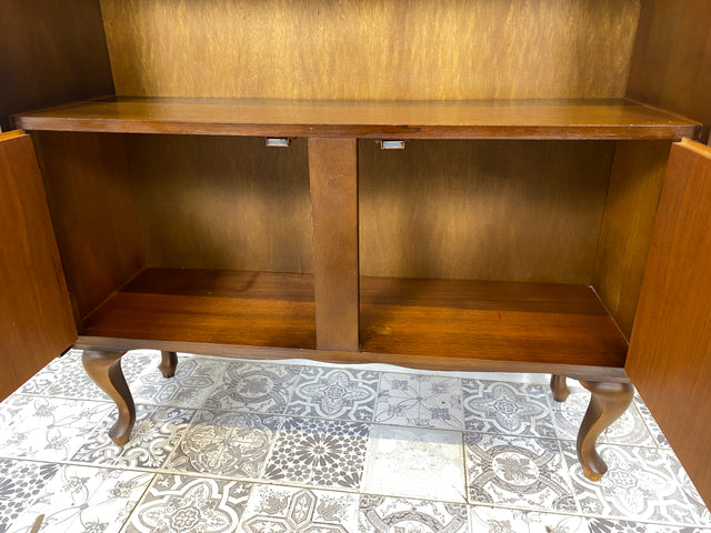 WMK Formschöner und sehr gut erhaltener Chippendale Bücherschrank mit hübschen Tatzenfüßen und Messinggriffen # Regal Bücherregal Highboard Kommode Schrank Stilmöbel Vintage 60er # Lieferung möglich