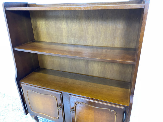 WMK Formschöner und sehr gut erhaltener Chippendale Bücherschrank mit hübschen Tatzenfüßen und Messinggriffen # Regal Bücherregal Highboard Kommode Schrank Stilmöbel Vintage 60er # Lieferung möglich