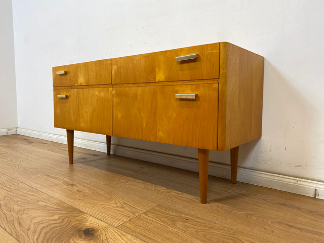 WMK Formschönes, raumaufhellendes & gut erhaltenes kleines Mid-Century Lowboard mit Schubladen & Originalgriffen aus Messing # Kommode Sideboard TV-Lowboard Flurkommode Rockabilly Vintage 50er 60er