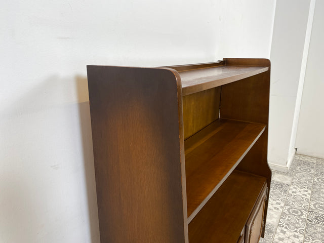 WMK Formschöner und sehr gut erhaltener Chippendale Bücherschrank mit hübschen Tatzenfüßen und Messinggriffen # Regal Bücherregal Highboard Kommode Schrank Stilmöbel Vintage 60er # Lieferung möglich