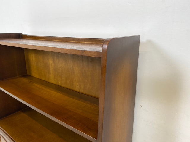 WMK Formschöner und sehr gut erhaltener Chippendale Bücherschrank mit hübschen Tatzenfüßen und Messinggriffen # Regal Bücherregal Highboard Kommode Schrank Stilmöbel Vintage 60er # Lieferung möglich