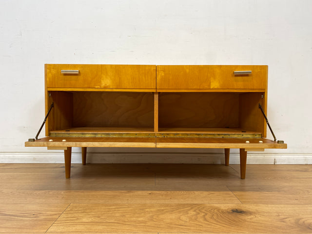 WMK Formschönes, raumaufhellendes & gut erhaltenes kleines Mid-Century Lowboard mit Schubladen & Originalgriffen aus Messing # Kommode Sideboard TV-Lowboard Flurkommode Rockabilly Vintage 50er 60er