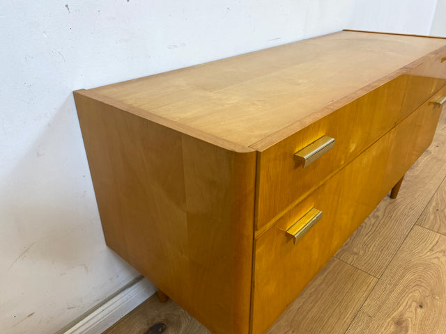 WMK Formschönes, raumaufhellendes & gut erhaltenes kleines Mid-Century Lowboard mit Schubladen & Originalgriffen aus Messing # Kommode Sideboard TV-Lowboard Flurkommode Rockabilly Vintage 50er 60er