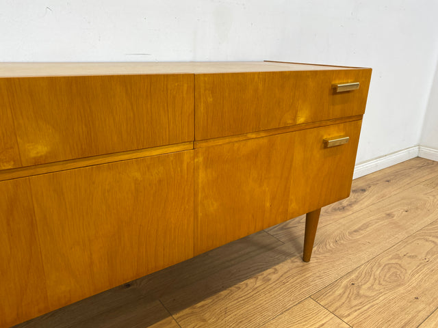 WMK Formschönes, raumaufhellendes & gut erhaltenes kleines Mid-Century Lowboard mit Schubladen & Originalgriffen aus Messing # Kommode Sideboard TV-Lowboard Flurkommode Rockabilly Vintage 50er 60er