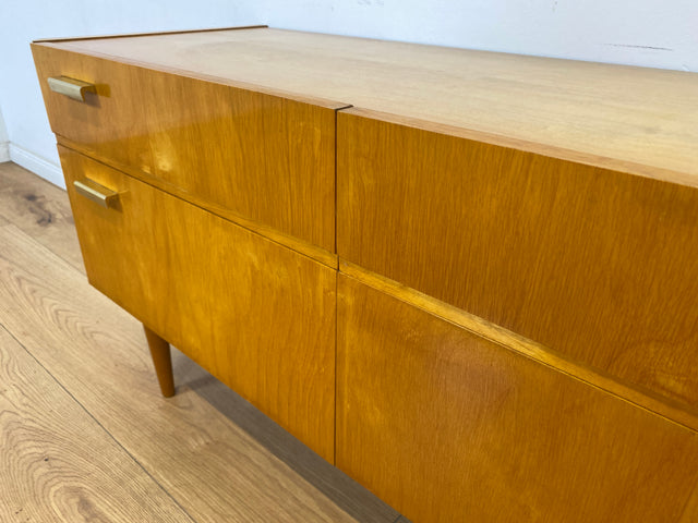 WMK Formschönes, raumaufhellendes & gut erhaltenes kleines Mid-Century Lowboard mit Schubladen & Originalgriffen aus Messing # Kommode Sideboard TV-Lowboard Flurkommode Rockabilly Vintage 50er 60er