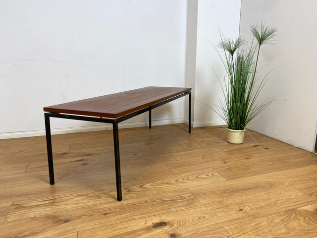 WMK Minimalistischer skandinavischer Couchtisch mit Tischplatte in Teak und schwarzem Metallgestell # Tisch Wohnzimmertisch Coffee Table TV-Bank Vintage Loft Industrial Danish Design Teakholz 70er