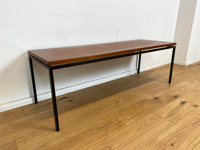 WMK Minimalistischer skandinavischer Couchtisch mit Tischplatte in Teak und schwarzem Metallgestell # Tisch Wohnzimmertisch Coffee Table TV-Bank Vintage Loft Industrial Danish Design Teakholz 70er