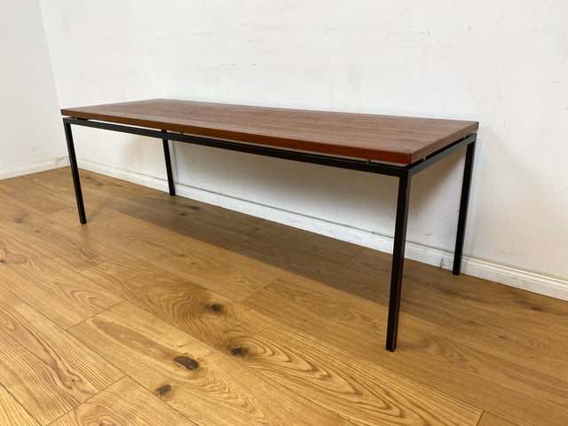 WMK Minimalistischer skandinavischer Couchtisch mit Tischplatte in Teak und schwarzem Metallgestell # Tisch Wohnzimmertisch Coffee Table TV-Bank Vintage Loft Industrial Danish Design Teakholz 70er