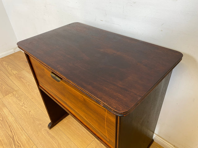 WMK Formschöne und gut erhaltene kleine Mid-Century Kommode mit großem aufklappbaren Fach und hübschem Messinggriff # Bar Barkommode Barschrank Mini-Bar Flurkommode Ablage Vintage Rockabilly 50er 60er