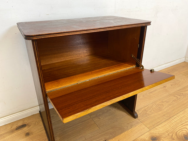 WMK Formschöne und gut erhaltene kleine Mid-Century Kommode mit großem aufklappbaren Fach und hübschem Messinggriff # Bar Barkommode Barschrank Mini-Bar Flurkommode Ablage Vintage Rockabilly 50er 60er