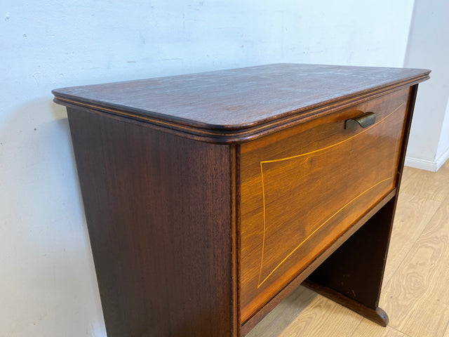 WMK Formschöne und gut erhaltene kleine Mid-Century Kommode mit großem aufklappbaren Fach und hübschem Messinggriff # Bar Barkommode Barschrank Mini-Bar Flurkommode Ablage Vintage Rockabilly 50er 60er