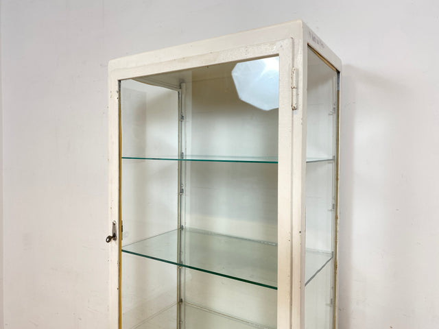 WMK Sehr schöner & minimalistischer 1940er Jahre Medizinschrank aus Eisen & Glas # weißer Apothekerschrank Vitrine Arztschrank Glasvitrine Arztvitrine Highboard Spind Industrial Design Display Vintage