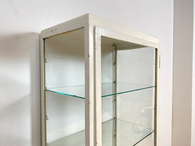 WMK Sehr schöner & minimalistischer 1940er Jahre Medizinschrank aus Eisen & Glas # weißer Apothekerschrank Vitrine Arztschrank Glasvitrine Arztvitrine Highboard Spind Industrial Design Display Vintage