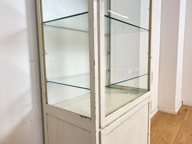 WMK Sehr schöner & minimalistischer 1940er Jahre Medizinschrank aus Eisen & Glas # weißer Apothekerschrank Vitrine Arztschrank Glasvitrine Arztvitrine Highboard Spind Industrial Design Display Vintage