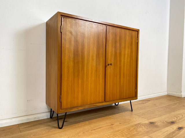 WMK Stilvoller, geräumiger und gut erhaltener Schrank mit Möbelkorpus aus 1958 auf neuen Hairpin Füßen # Highboard Kommode Wäschekommode Wäscheschrank Sideboard Vintage Mid-Century 50er 60er Upcycling