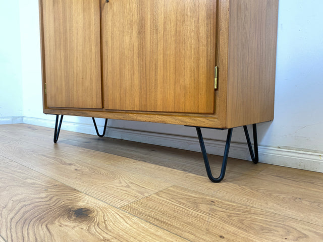 WMK Stilvoller, geräumiger und gut erhaltener Schrank mit Möbelkorpus aus 1958 auf neuen Hairpin Füßen # Highboard Kommode Wäschekommode Wäscheschrank Sideboard Vintage Mid-Century 50er 60er Upcycling