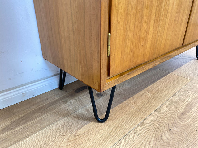 WMK Stilvoller, geräumiger und gut erhaltener Schrank mit Möbelkorpus aus 1958 auf neuen Hairpin Füßen # Highboard Kommode Wäschekommode Wäscheschrank Sideboard Vintage Mid-Century 50er 60er Upcycling