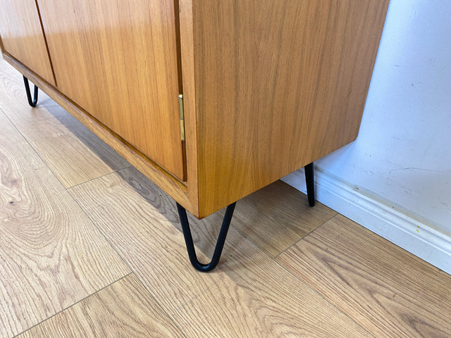 WMK Stilvoller, geräumiger und gut erhaltener Schrank mit Möbelkorpus aus 1958 auf neuen Hairpin Füßen # Highboard Kommode Wäschekommode Wäscheschrank Sideboard Vintage Mid-Century 50er 60er Upcycling