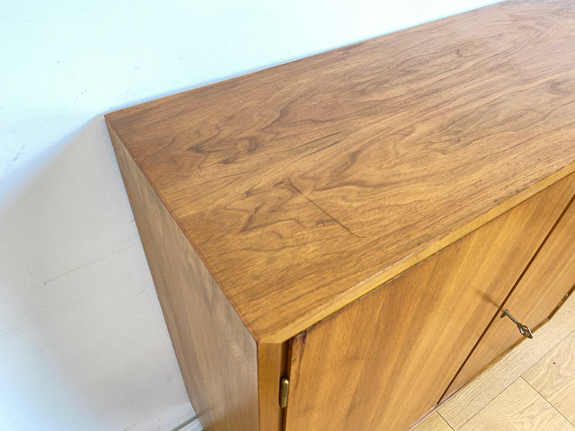 WMK Stilvoller, geräumiger und gut erhaltener Schrank mit Möbelkorpus aus 1958 auf neuen Hairpin Füßen # Highboard Kommode Wäschekommode Wäscheschrank Sideboard Vintage Mid-Century 50er 60er Upcycling