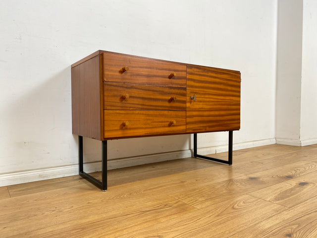 WMK Stilvolle & gut erhaltene tschechische 70er Jahre Kommode aus vollem Holz in Mahagoni, mit Schubladen & zeitlosen Kufenfüßen aus Metall # Sideboard Lowboard TV-Lowboard Flurkommode Vintage Retro