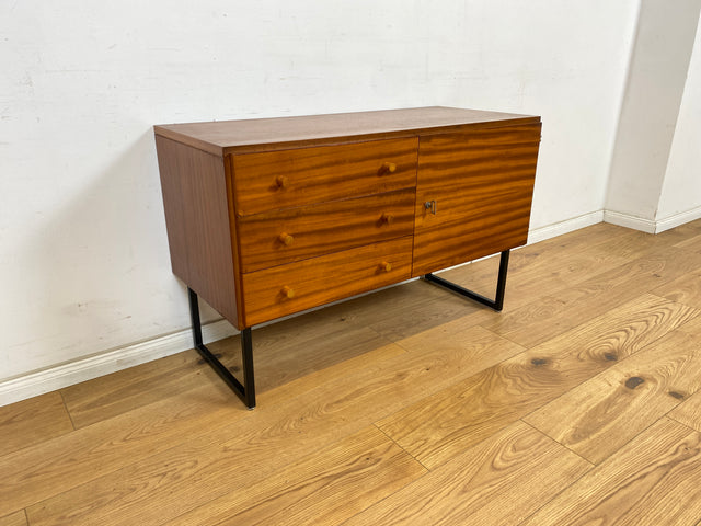 WMK Stilvolle & gut erhaltene tschechische 70er Jahre Kommode aus vollem Holz in Mahagoni, mit Schubladen & zeitlosen Kufenfüßen aus Metall # Sideboard Lowboard TV-Lowboard Flurkommode Vintage Retro