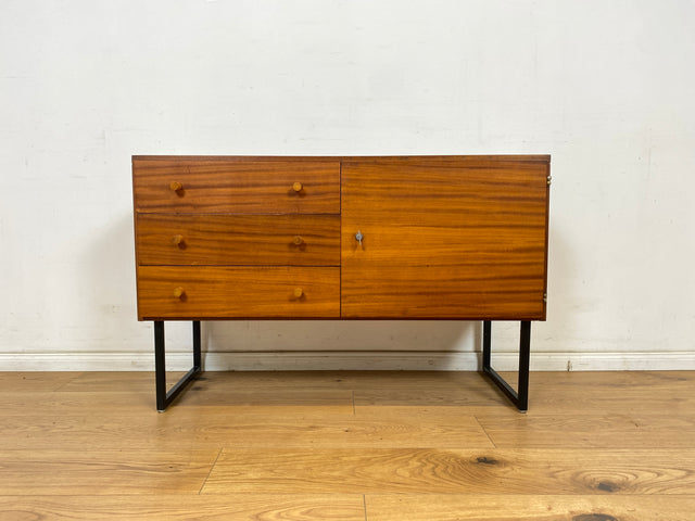 WMK Stilvolle & gut erhaltene tschechische 70er Jahre Kommode aus vollem Holz in Mahagoni, mit Schubladen & zeitlosen Kufenfüßen aus Metall # Sideboard Lowboard TV-Lowboard Flurkommode Vintage Retro