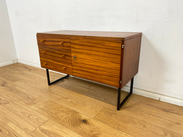 WMK Stilvolle & gut erhaltene tschechische 70er Jahre Kommode aus vollem Holz in Mahagoni, mit Schubladen & zeitlosen Kufenfüßen aus Metall # Sideboard Lowboard TV-Lowboard Flurkommode Vintage Retro