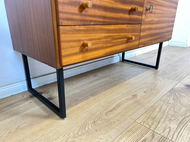 WMK Stilvolle & gut erhaltene tschechische 70er Jahre Kommode aus vollem Holz in Mahagoni, mit Schubladen & zeitlosen Kufenfüßen aus Metall # Sideboard Lowboard TV-Lowboard Flurkommode Vintage Retro