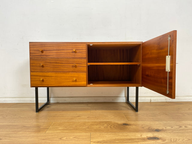 WMK Stilvolle & gut erhaltene tschechische 70er Jahre Kommode aus vollem Holz in Mahagoni, mit Schubladen & zeitlosen Kufenfüßen aus Metall # Sideboard Lowboard TV-Lowboard Flurkommode Vintage Retro