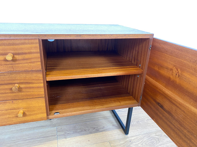 WMK Stilvolle & gut erhaltene tschechische 70er Jahre Kommode aus vollem Holz in Mahagoni, mit Schubladen & zeitlosen Kufenfüßen aus Metall # Sideboard Lowboard TV-Lowboard Flurkommode Vintage Retro