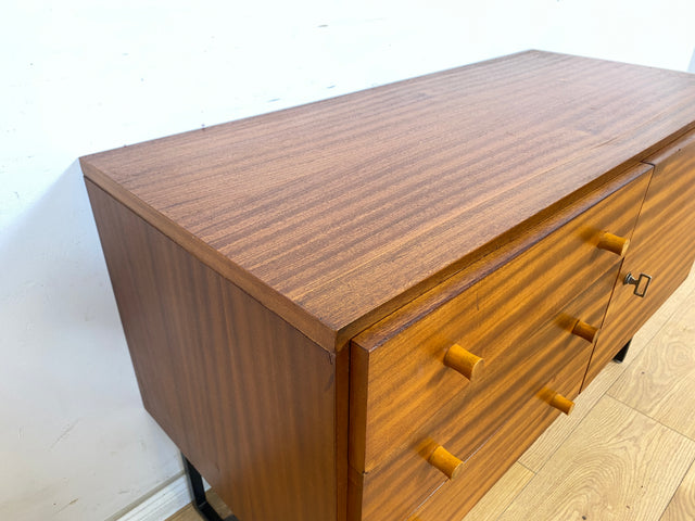 WMK Stilvolle & gut erhaltene tschechische 70er Jahre Kommode aus vollem Holz in Mahagoni, mit Schubladen & zeitlosen Kufenfüßen aus Metall # Sideboard Lowboard TV-Lowboard Flurkommode Vintage Retro