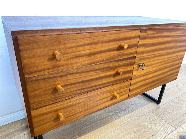 WMK Stilvolle & gut erhaltene tschechische 70er Jahre Kommode aus vollem Holz in Mahagoni, mit Schubladen & zeitlosen Kufenfüßen aus Metall # Sideboard Lowboard TV-Lowboard Flurkommode Vintage Retro