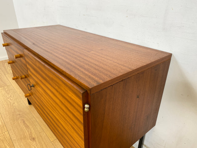 WMK Stilvolle & gut erhaltene tschechische 70er Jahre Kommode aus vollem Holz in Mahagoni, mit Schubladen & zeitlosen Kufenfüßen aus Metall # Sideboard Lowboard TV-Lowboard Flurkommode Vintage Retro