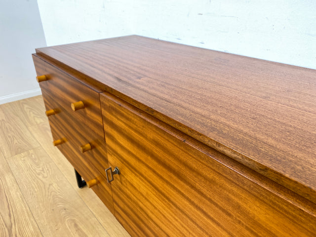 WMK Stilvolle & gut erhaltene tschechische 70er Jahre Kommode aus vollem Holz in Mahagoni, mit Schubladen & zeitlosen Kufenfüßen aus Metall # Sideboard Lowboard TV-Lowboard Flurkommode Vintage Retro