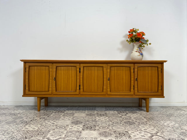 WMK Schönes, sehr geräumiges und gut erhaltenes Mid-Century Sideboard mit hellem Furnier und viel Stauraum # Schrank Kommode TV-Bank Anrichte Credenza Vintage Retro 60er 70er - Lieferung möglich