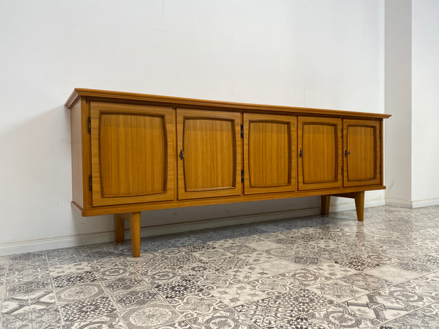 WMK Schönes, sehr geräumiges und gut erhaltenes Mid-Century Sideboard mit hellem Furnier und viel Stauraum # Schrank Kommode TV-Bank Anrichte Credenza Vintage Retro 60er 70er - Lieferung möglich