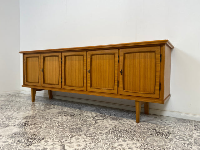 WMK Schönes, sehr geräumiges und gut erhaltenes Mid-Century Sideboard mit hellem Furnier und viel Stauraum # Schrank Kommode TV-Bank Anrichte Credenza Vintage Retro 60er 70er - Lieferung möglich