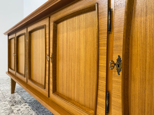 WMK Schönes, sehr geräumiges und gut erhaltenes Mid-Century Sideboard mit hellem Furnier und viel Stauraum # Schrank Kommode TV-Bank Anrichte Credenza Vintage Retro 60er 70er - Lieferung möglich