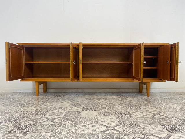 WMK Schönes, sehr geräumiges und gut erhaltenes Mid-Century Sideboard mit hellem Furnier und viel Stauraum # Schrank Kommode TV-Bank Anrichte Credenza Vintage Retro 60er 70er - Lieferung möglich