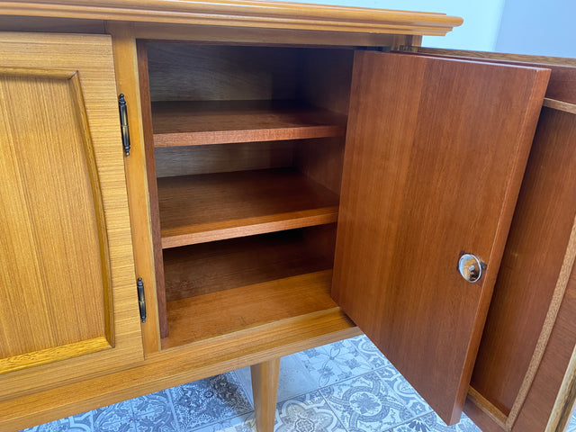 WMK Schönes, sehr geräumiges und gut erhaltenes Mid-Century Sideboard mit hellem Furnier und viel Stauraum # Schrank Kommode TV-Bank Anrichte Credenza Vintage Retro 60er 70er - Lieferung möglich