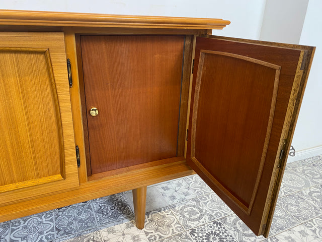 WMK Schönes, sehr geräumiges und gut erhaltenes Mid-Century Sideboard mit hellem Furnier und viel Stauraum # Schrank Kommode TV-Bank Anrichte Credenza Vintage Retro 60er 70er - Lieferung möglich