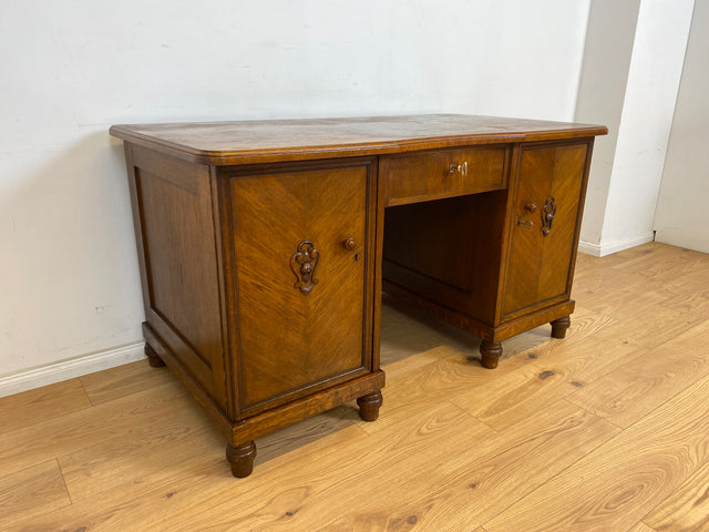 WMK Sehr schöner und gut erhaltener antiker Schreibtisch aus vollem Holz mit vielen Schubladen und hübschen Holzverzierungen # Desk Arbeitstisch Bürotisch Sekretär Chefschreibtisch Jugendstil Vintage