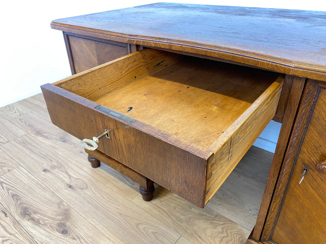 WMK Sehr schöner und gut erhaltener antiker Schreibtisch aus vollem Holz mit vielen Schubladen und hübschen Holzverzierungen # Desk Arbeitstisch Bürotisch Sekretär Chefschreibtisch Jugendstil Vintage