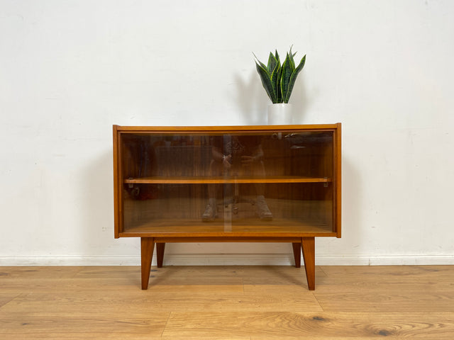 WMK Stilvolle und sehr gut erhaltene Mid-Century Vitrine aus 1966 von PGH Ulstertal mit zeittypischen konischen Füßen # Sideboard Bücherschrank Regal Barschrank Glasvitrine Vintage 60er Retro DDR