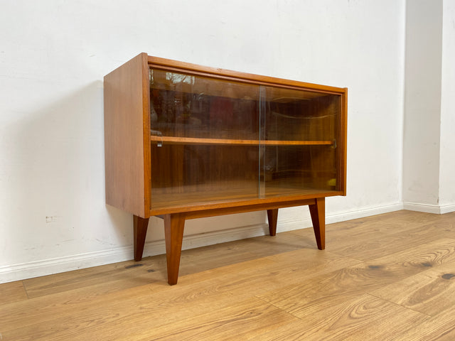 WMK Stilvolle und sehr gut erhaltene Mid-Century Vitrine aus 1966 von PGH Ulstertal mit zeittypischen konischen Füßen # Sideboard Bücherschrank Regal Barschrank Glasvitrine Vintage 60er Retro DDR