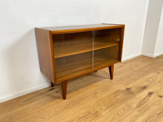 WMK Stilvolle und sehr gut erhaltene Mid-Century Vitrine aus 1966 von PGH Ulstertal mit zeittypischen konischen Füßen # Sideboard Bücherschrank Regal Barschrank Glasvitrine Vintage 60er Retro DDR